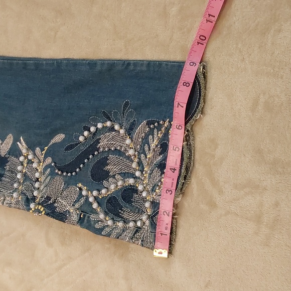 Floral embroidery, pearls, and rhinestone embellishments Flare Jeans Womens 30 - Picture 4 of 14